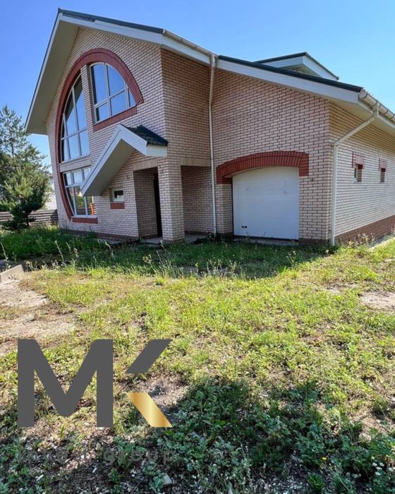 Двоповерховий будинок з видом на ліс у котеджному містечку