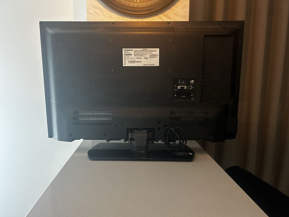 TV Hitachi 32’ + Suporte de parede