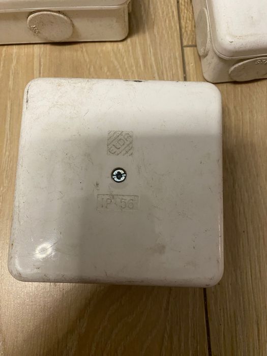 Puszki prądowe natynkowe