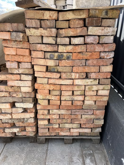 Цегла біла, червона, вогнетривка, бетонні блоки