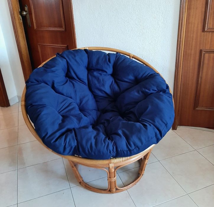 Poltrona papasan em rattan com almofada azul