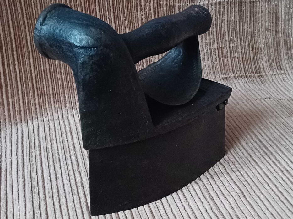 Stare Żelazko Na Węgiel z Kominem.