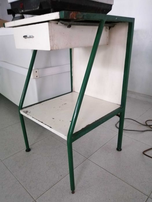 Balança , mesa de ferro antiga, serrote talho e painel publicitário