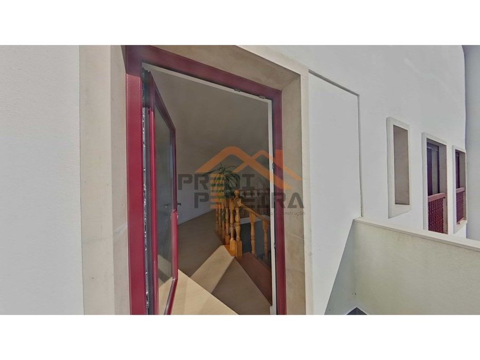 Apartamento T3 duplex remodelado, com box, situado em Casal de Cambra.