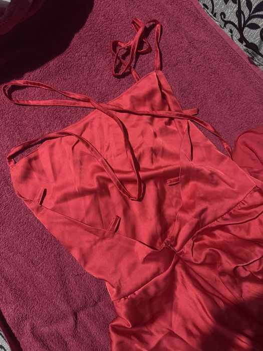 Плаття з вирізом