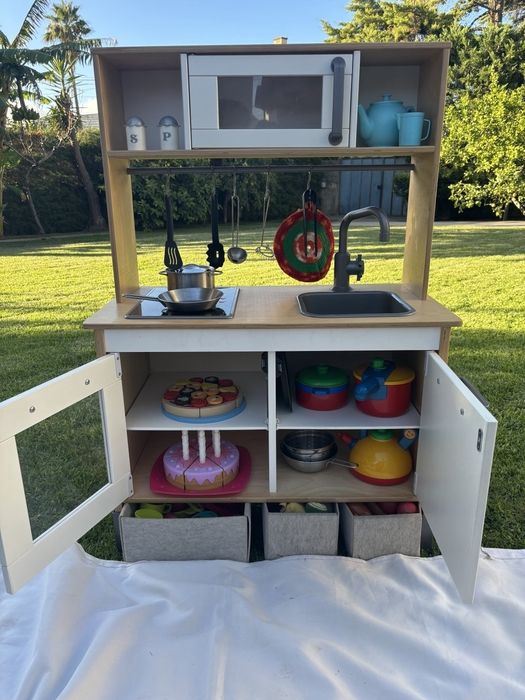 Cozinha de brincar do Ikea Duktig com múltiplos extras