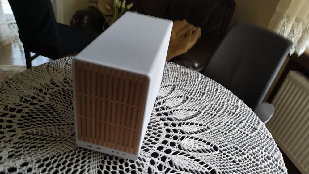 Komputer RX 9070 Ryzen 7700 24gb ram Windows 11