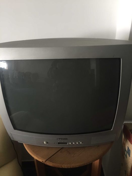 Televisão prateada a funcionar