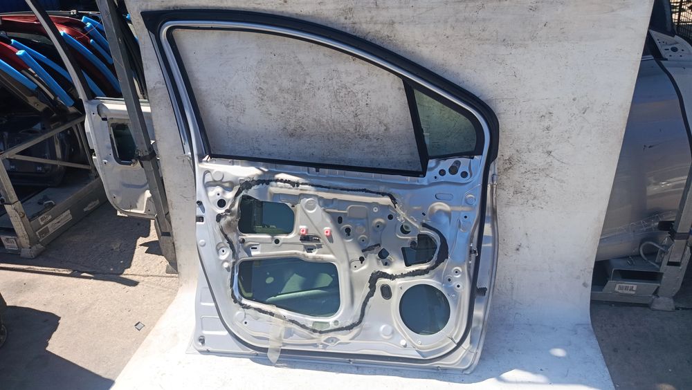 Porta frente esquerda TOYOTA Yaris (_P13_)