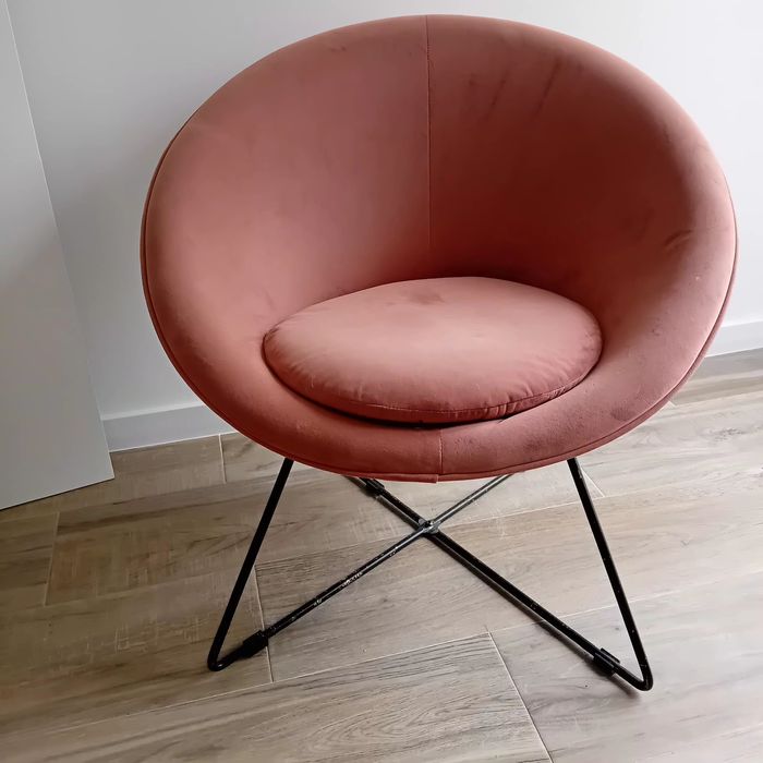 Cadeirão em veludo rosa velho / terracota – base metálica preta