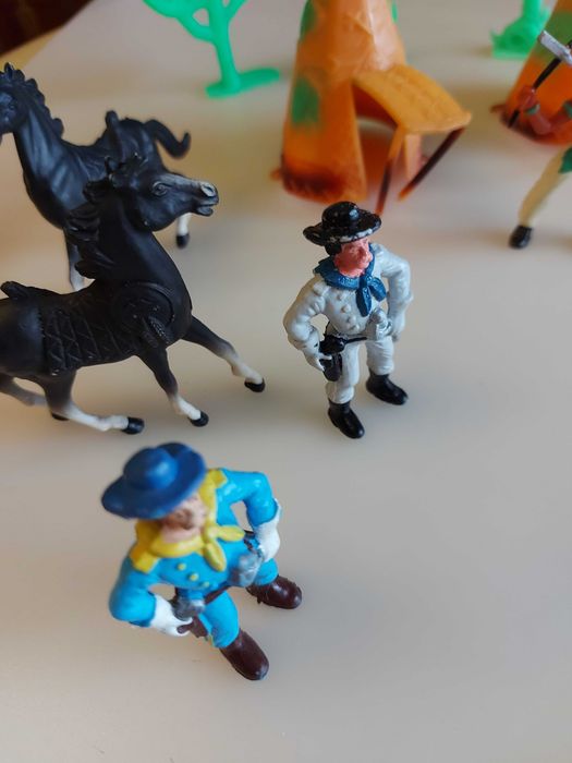 TIPIS E FIGURAS - INDÍO, GUARDAS E CAVALOS - Coleção Comansi