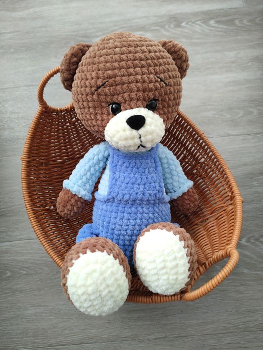 Miś w niebieskich ogrodniczkach na szydełku