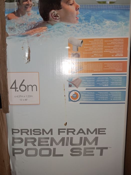 Piscina ainda na caixa