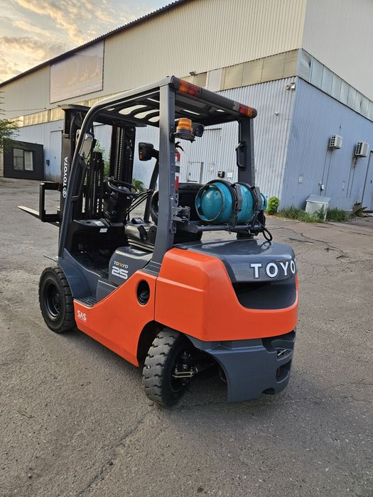 Вилковий навантажувач Toyota 2,5 т газ/бензин. Вилочный погрузчик Тойота б/у