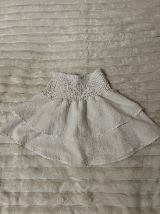 Миленька біла спідниця з бантиком позаду