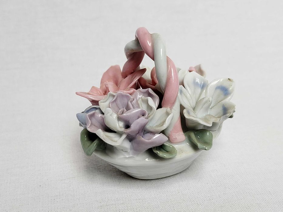 Koszyczek Porcelanowy z Kwiatami – Kompozycja Florystyczna