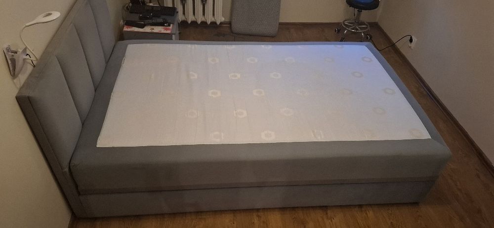 Sprzedam  łóżko tapicerowane.