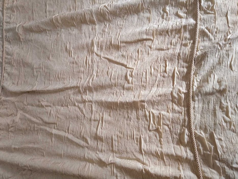 Colcha beige com textura da marca "Renaitex"