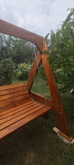 Садова дерев'яна качеля