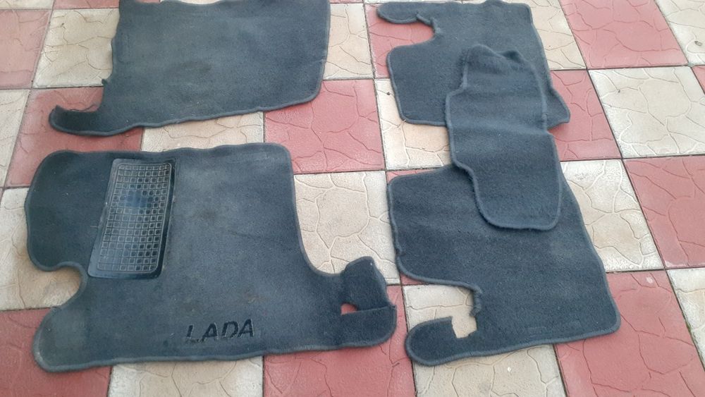 Комплект ворсових килимків чорного коліру з логотипом на ваз 2110,11,1