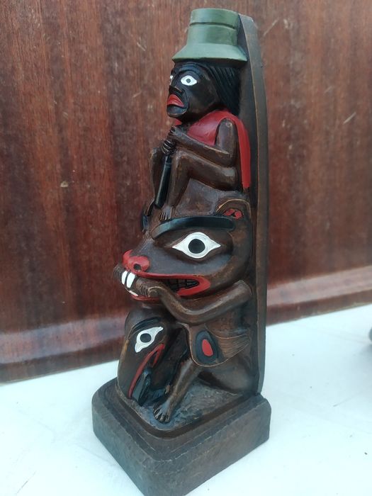 Estatueta de índio antiga em pedra e totem de indios antigo em madeira
