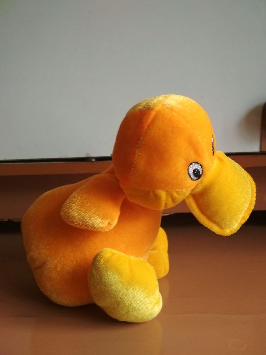 игрушка веселый утенок, мягкая, золотистого цвета, как новая