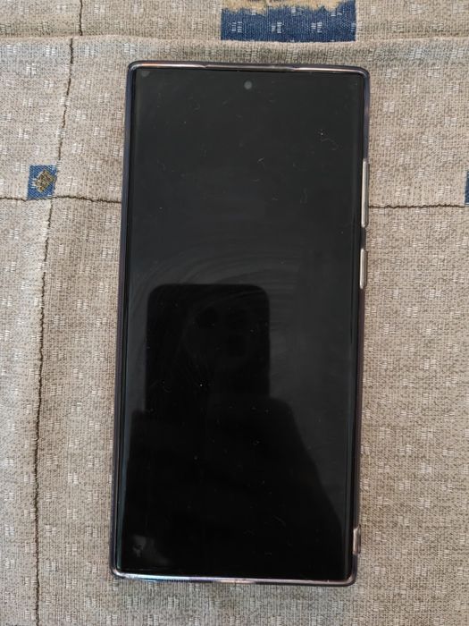 Samsung Galaxy S22 ultra - red