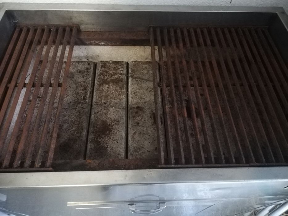 Grelhador profissional, em inox com tijolo refratário.