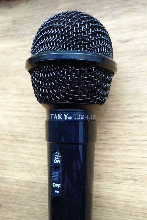 Dynamiczny mikrofon przewodowy TAKY UDM-606 do śpiewania, karaoke