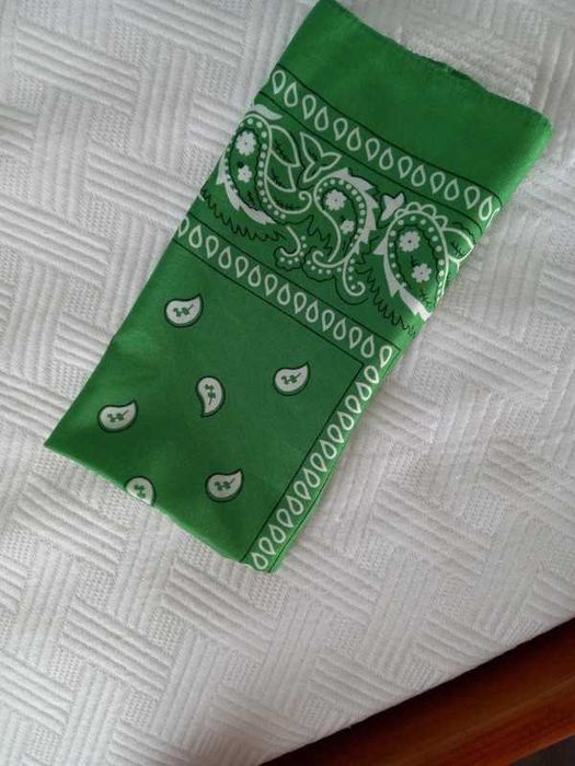 Lenço com padrão com tons de verde e branco