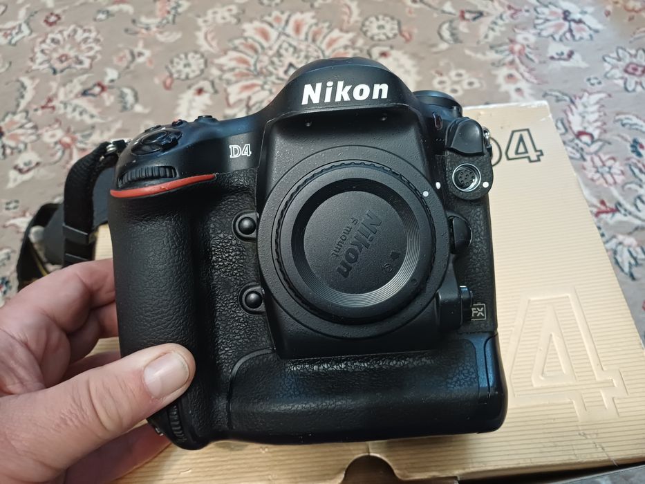 Професійна дзеркальна камера Nikon D4