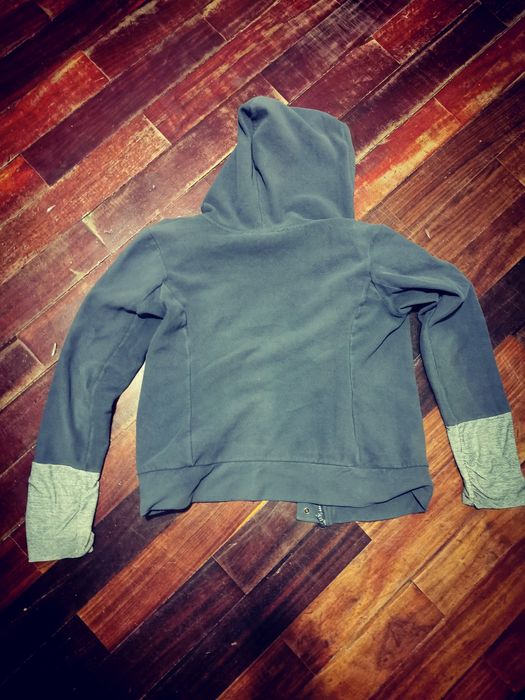 Casaco com capuz e fecho