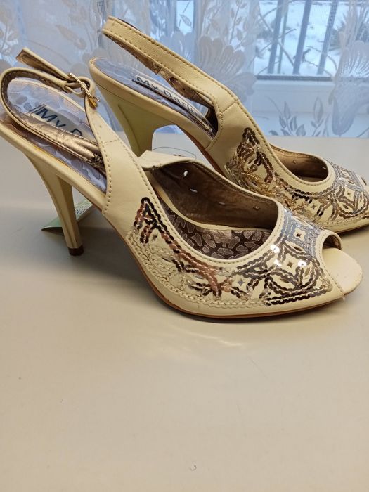 Туфлі, босоніжки