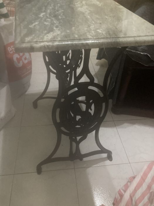Mesa em mármore,  com estrutura de máquina de costura