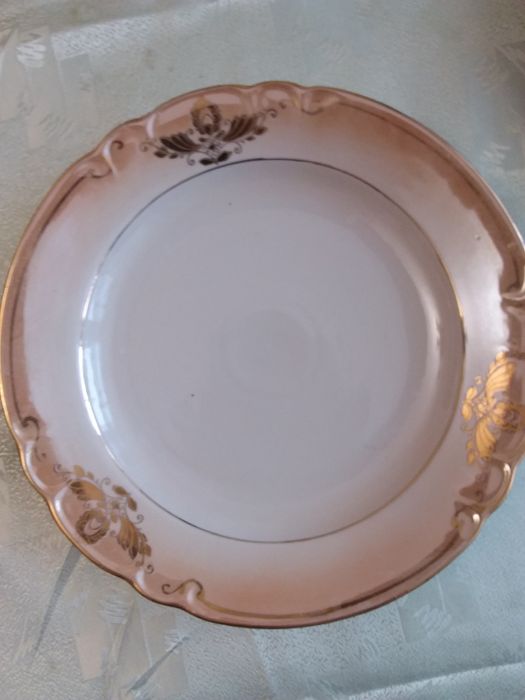 Продам большое круглое фарфоровое блюдо.Коростень