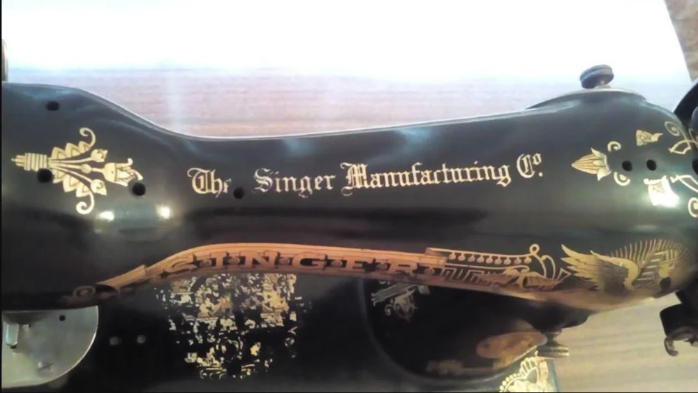 Máquina de costura Singer, com móvel e lateral retrátil