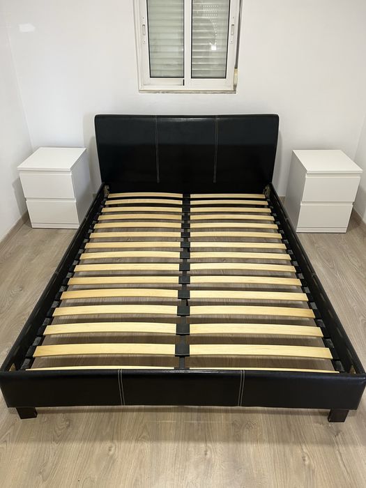 Cama preta de 140x200cm