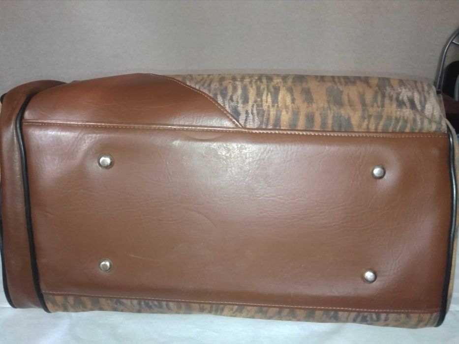 Сумка дорожная Дл 44 см. Ш 24 см. Высота 26 см.