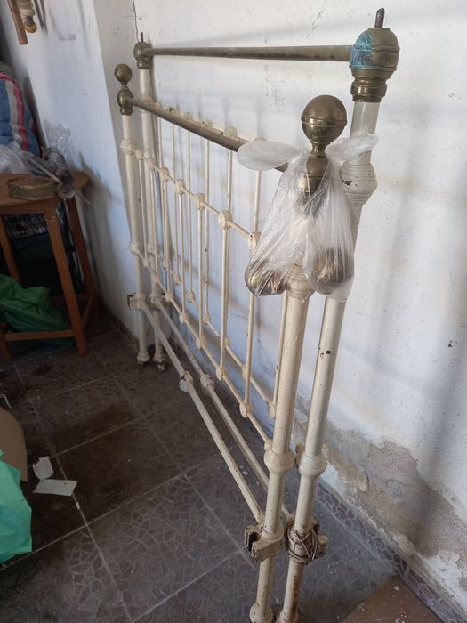 Cama de ferro muito antiga