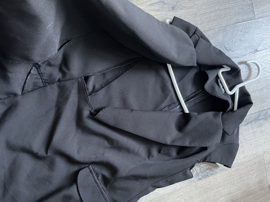 Строгое черное платье