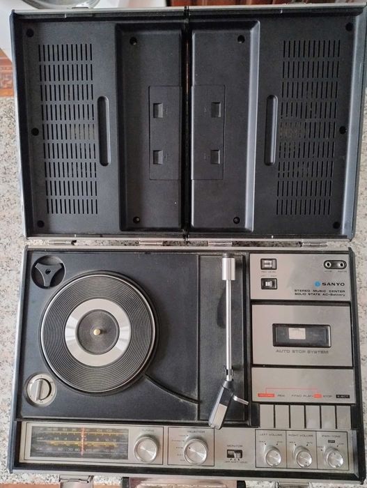 Музцентр , музкомбайн 72 г выпуска SANYO G2612N