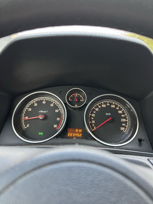 Продаю власний сімейний автомобіль. В користуванні більше 2 років