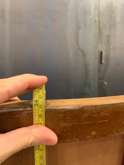 Cadeira olaio beje antiga vintage de madeira e estofo