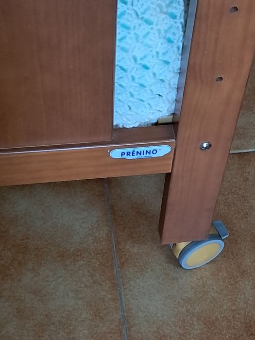 Cama de bebé  em madeira da marca  Prénino