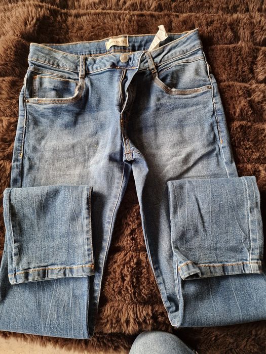 Roupa de criança em muito bom estado