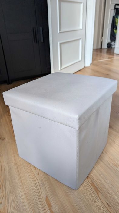 Cubo de arrumação cinzento com assento – funcional e resistente