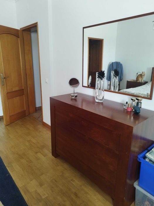 móveis usados de madeira maciça de cerejeira em muito bom estado. O motivo da venda prende-se com a mudança de casa para uma muito mais pequena.nasa