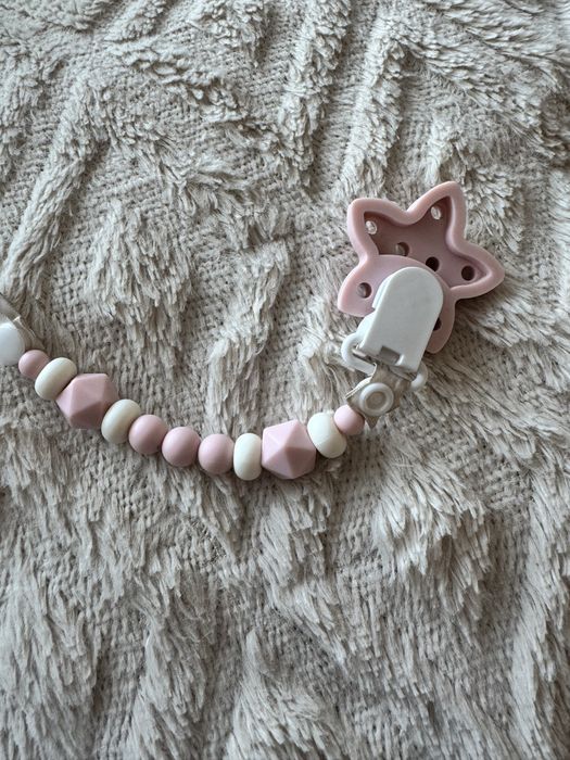 [ €3,00 ] Prende Chupetas • Rosa & Branco