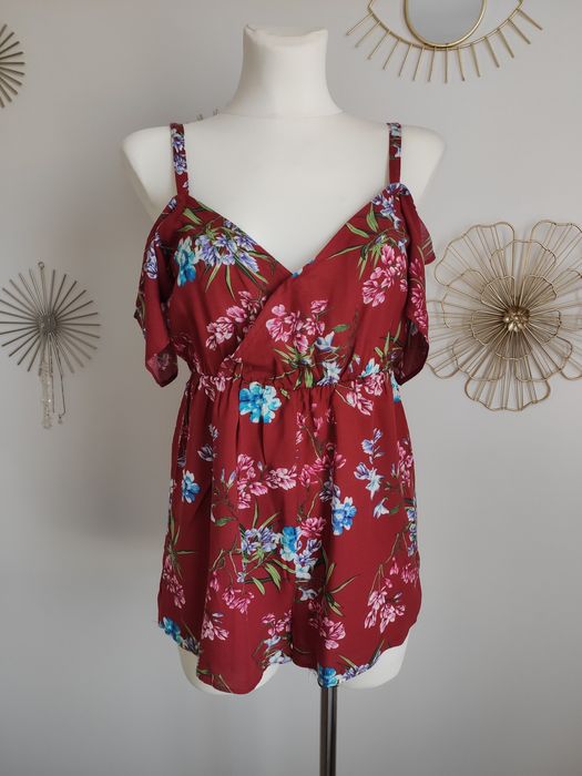 Czerwony kombinezon w kwiaty floral odkryte ramiona