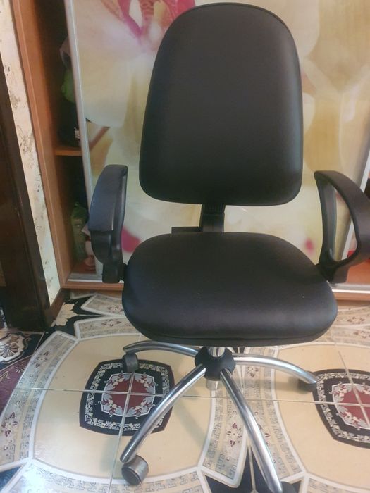 Стул Кресло офисное новый кожзам.